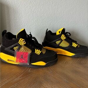 Air Jordan 4s Retro Thunder 2023, size 7